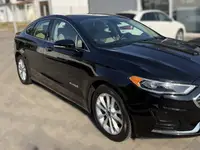 2019 Ford Fusion SEL Hybrid photo 3