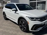 2022 Volkswagen Tiguan SEL R-Line 4motion photo 3